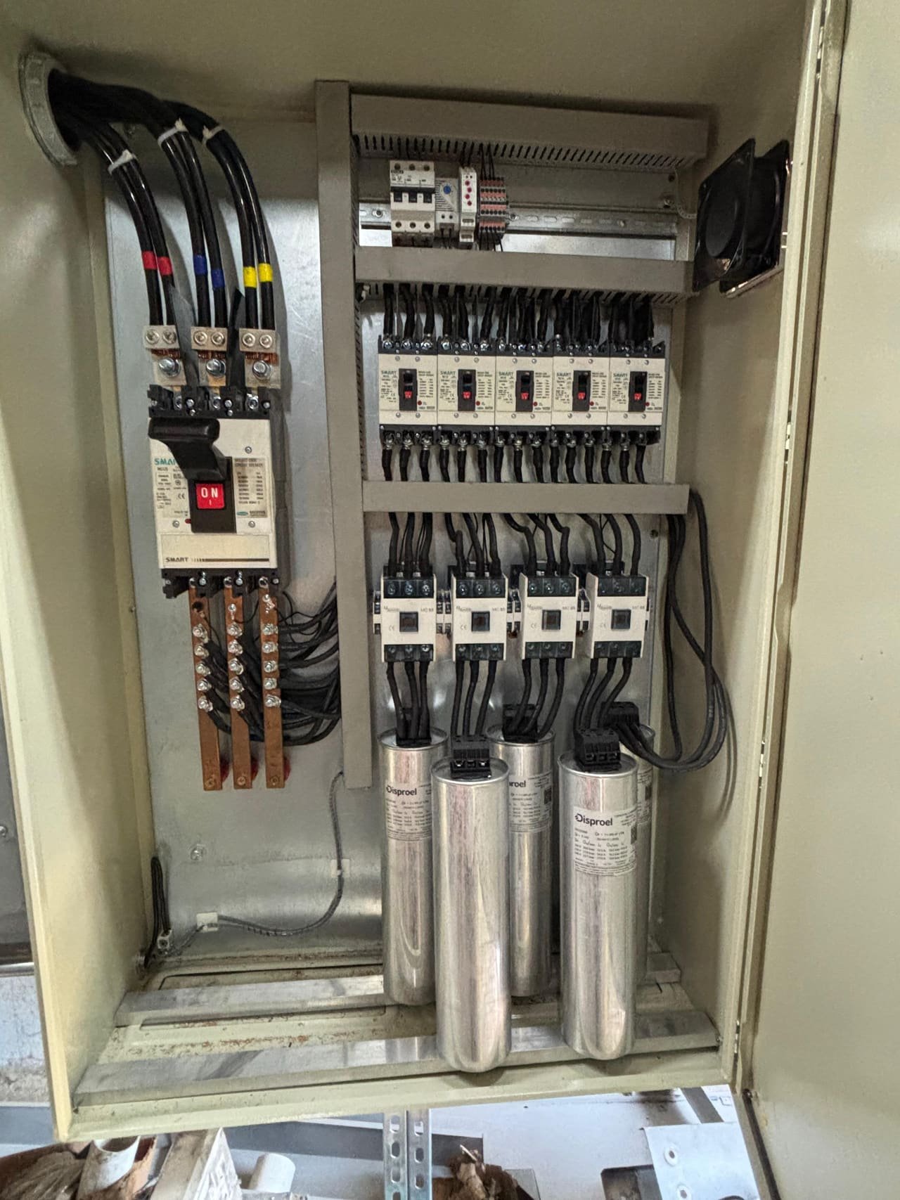 Detalle del banco de capacitores instalado