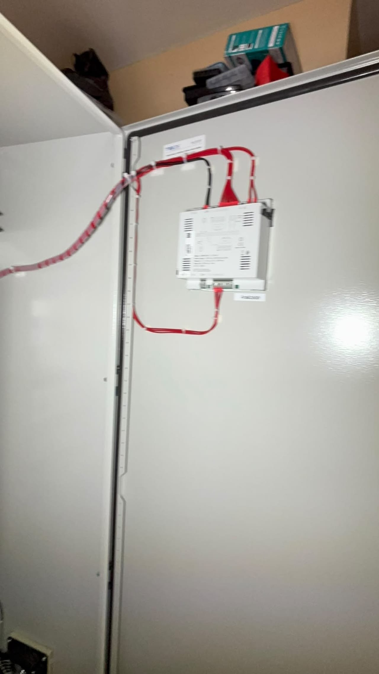 Controlador automático de factor de potencia en la puerta del gabinete