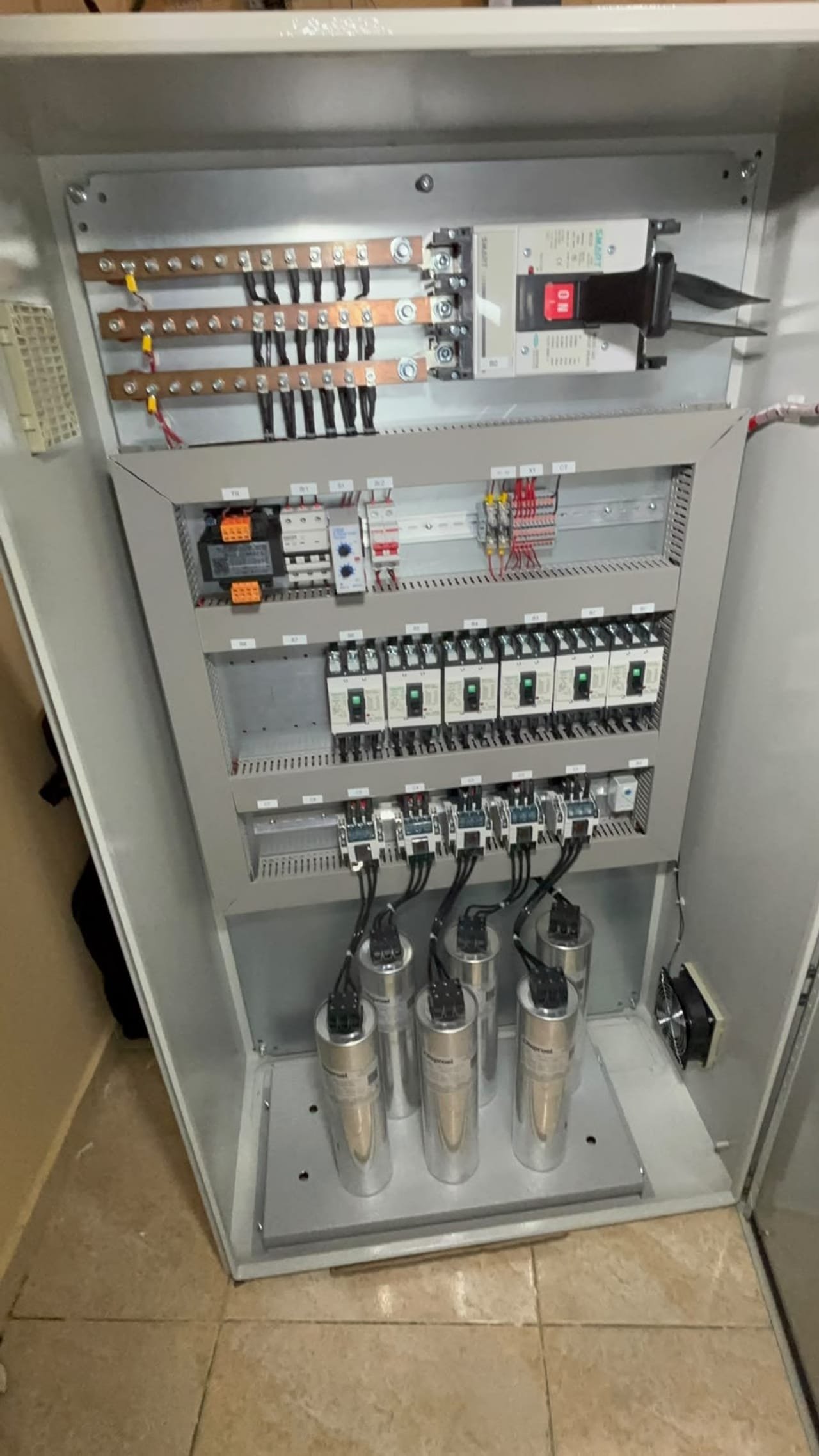 Capacitores y contactores del banco por escalones