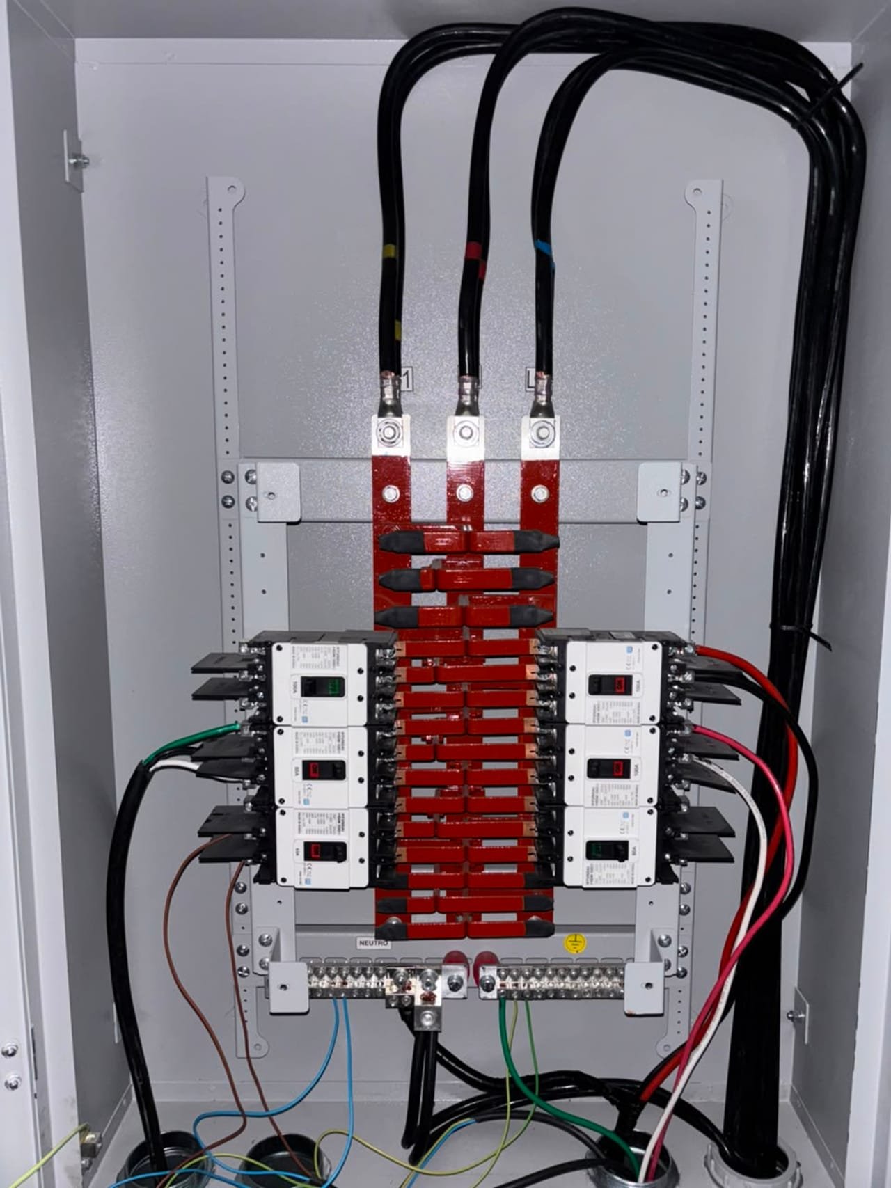 Panel board instalado en el cuarto eléctrico