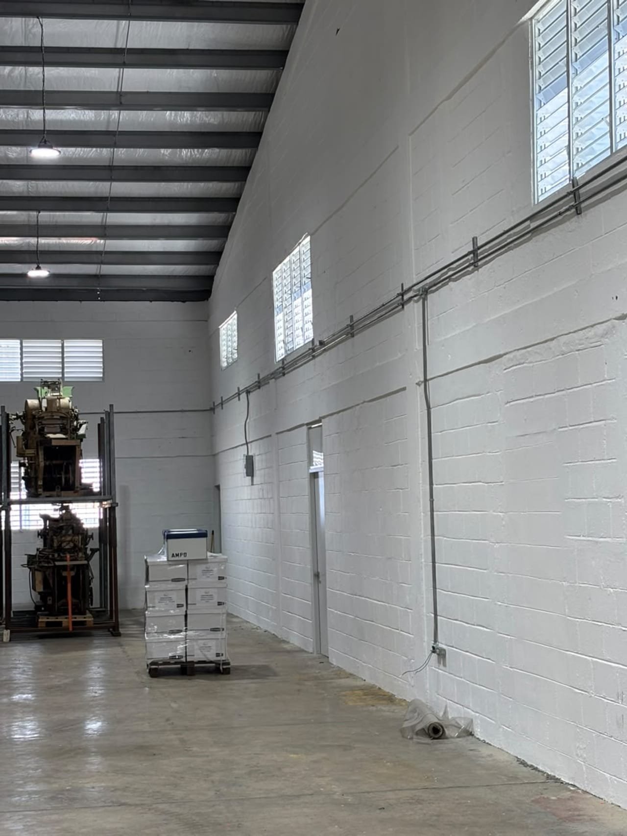 Interior de la nave industrial con canalización en pared