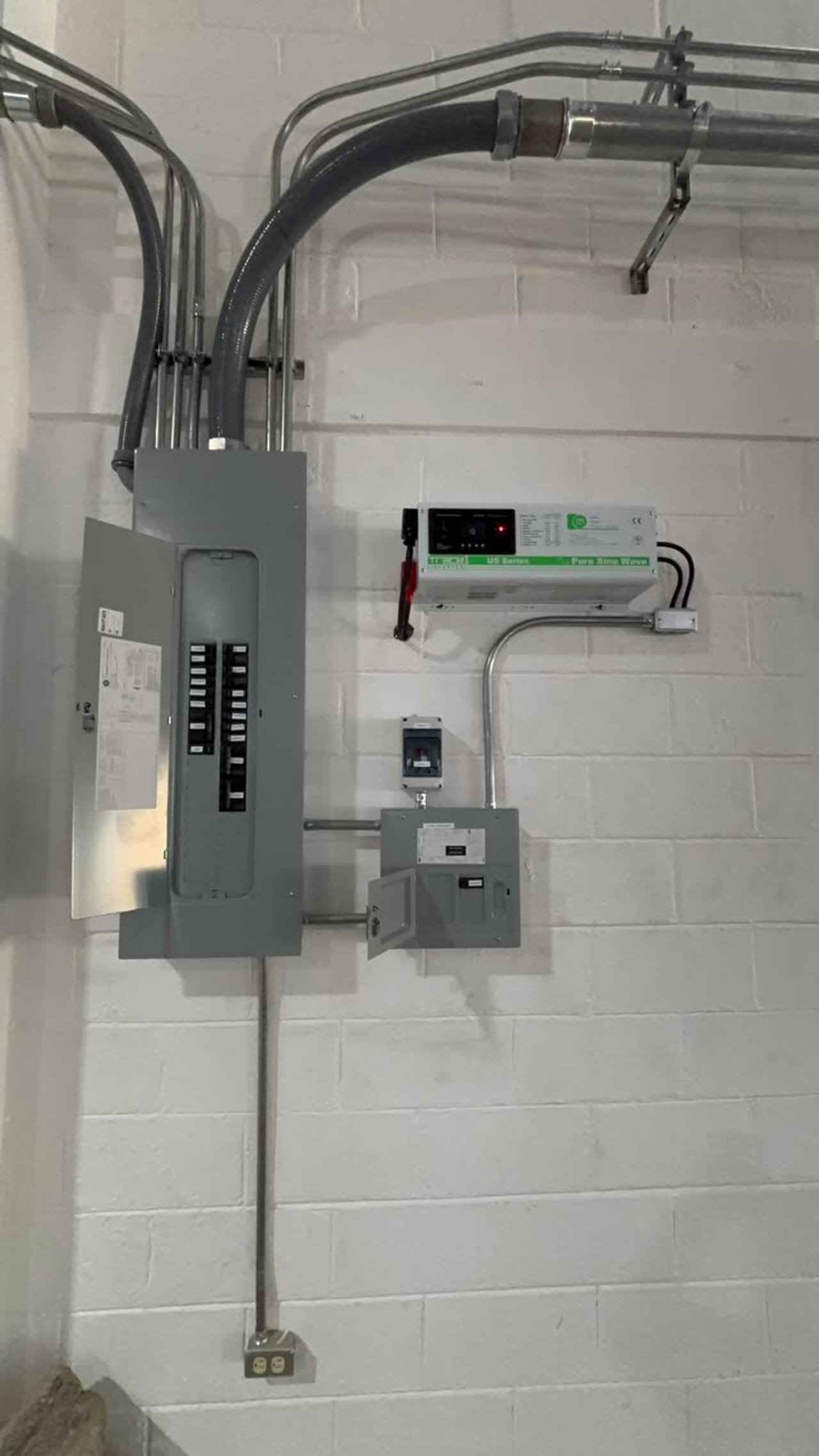 Tablero de distribución y alimentación instalados en la nave