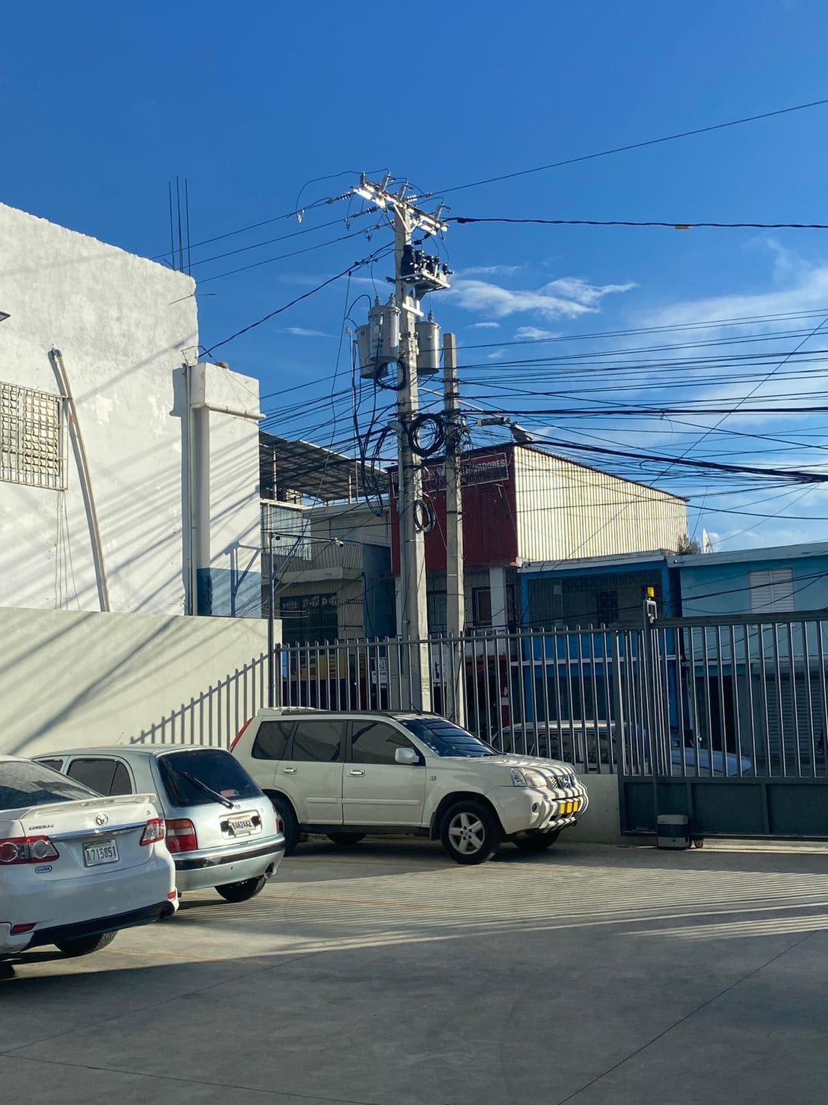 Acometida eléctrica desde el poste hacia el local