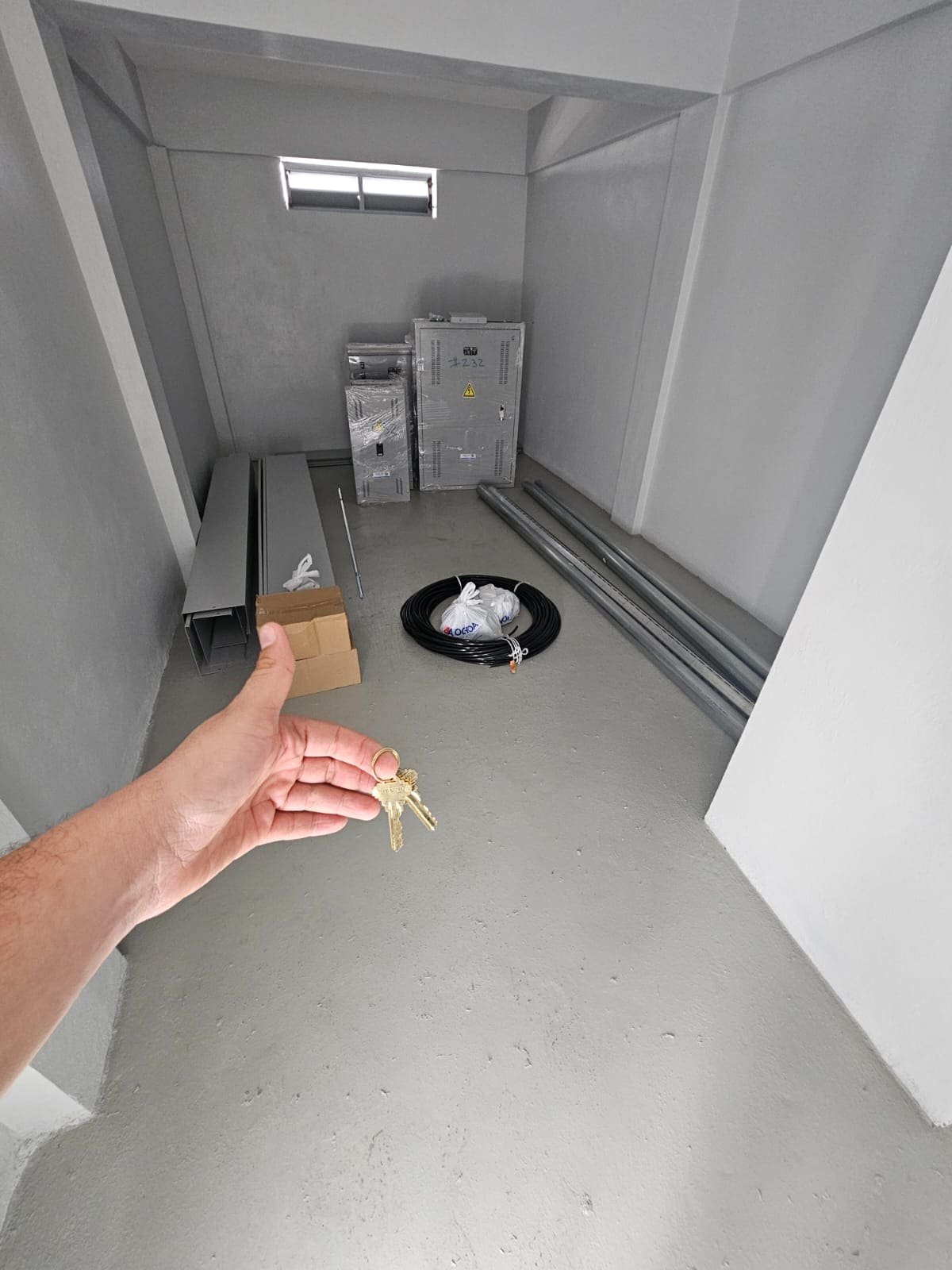 Cuarto eléctrico con equipos y materiales antes de la instalación