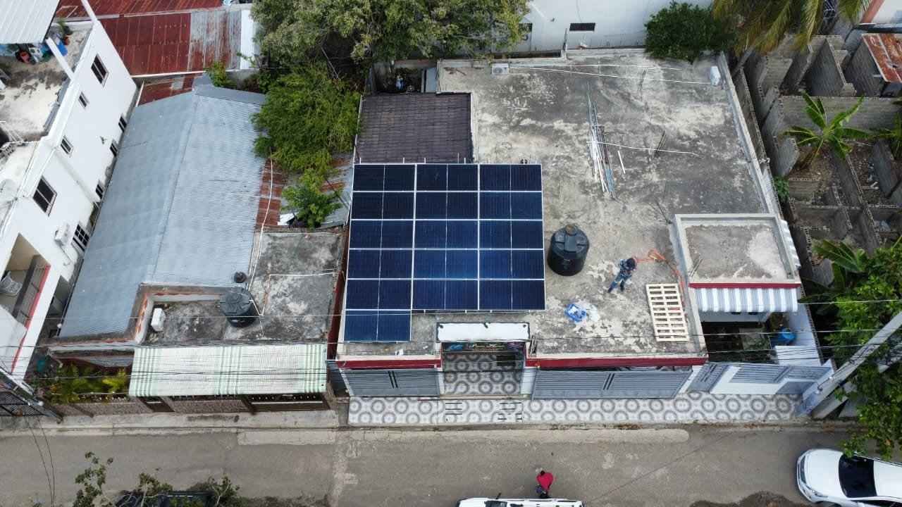 Vista aérea de los paneles solares instalados en la azotea