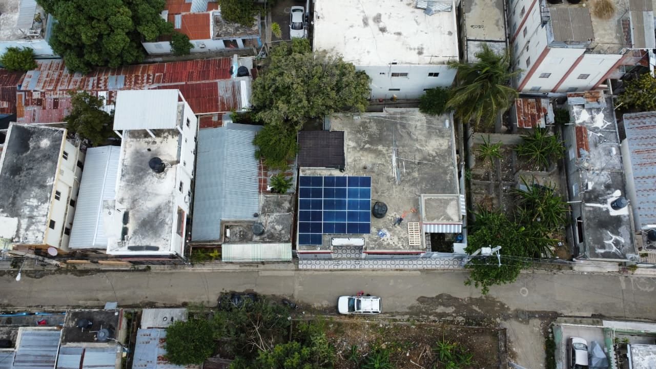 Vista aérea del arreglo de paneles solares