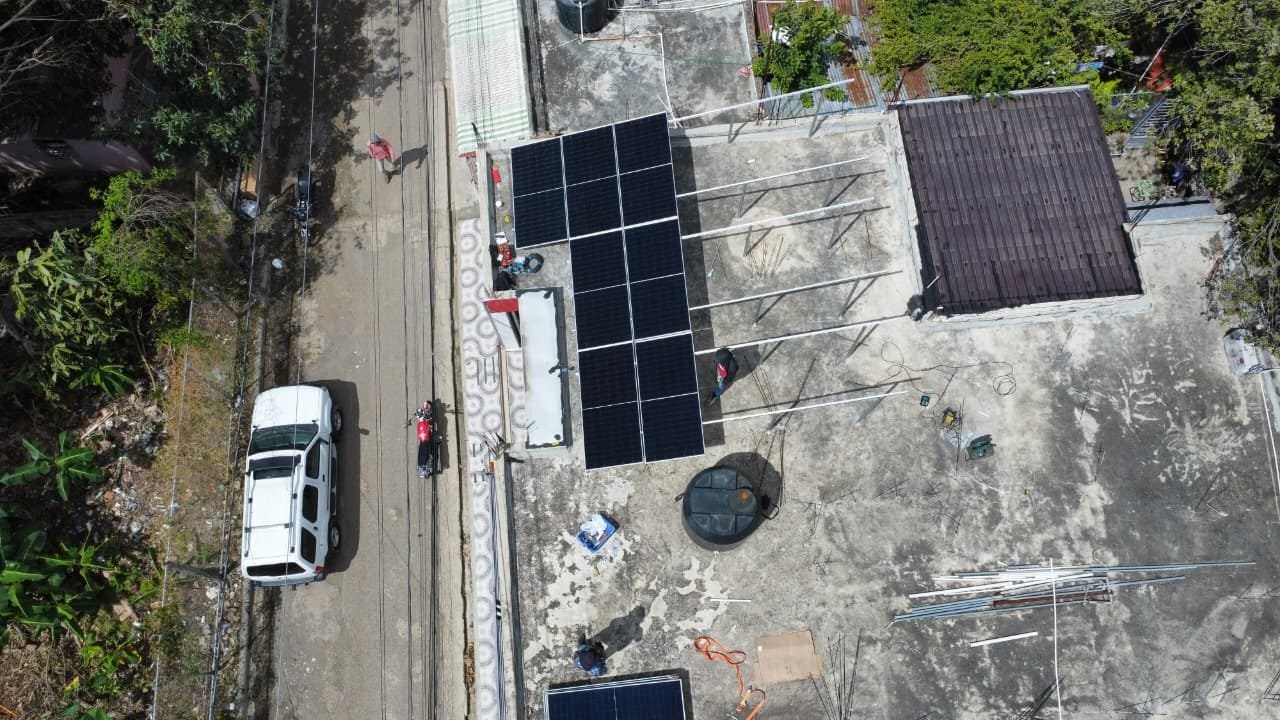 Paneles solares instalados en la azotea de la vivienda
